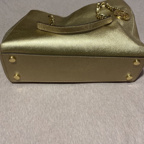 Gold handbag in never used. - Picture 3 of 7